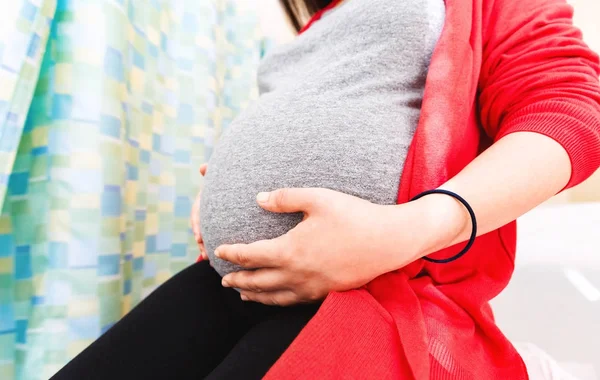 Zwangere vrouw in het ziekenhuis — Stockfoto