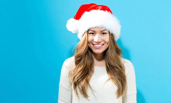 Gelukkig jonge vrouw met KERSTMUTS — Stockfoto