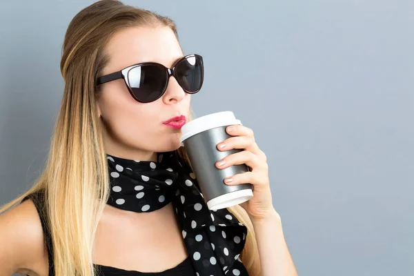 Счастливая молодая женщина пьет кофе — стоковое фото