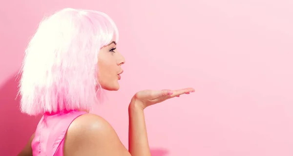 Hermosa mujer en una peluca rosa brillante — Foto de Stock