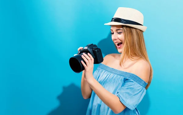 Junge Frau mit Kamera — Stockfoto