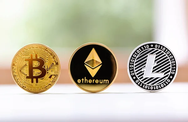 Bitcoin, 테리 및 litecoin 동전 — 스톡 사진