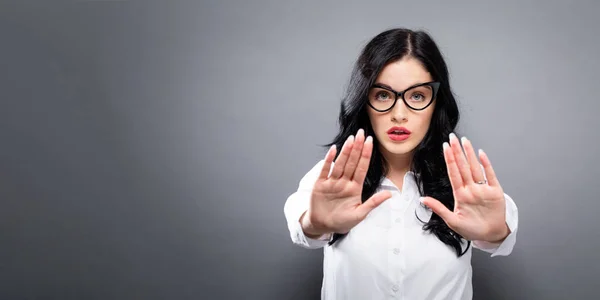 Jovem mulher fazendo uma pose stop — Fotografia de Stock