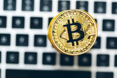 Bitcoins bir dizüstü bilgisayar ile yığını