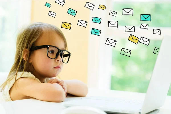 E-maile z małą dziewczynką — Zdjęcie stockowe
