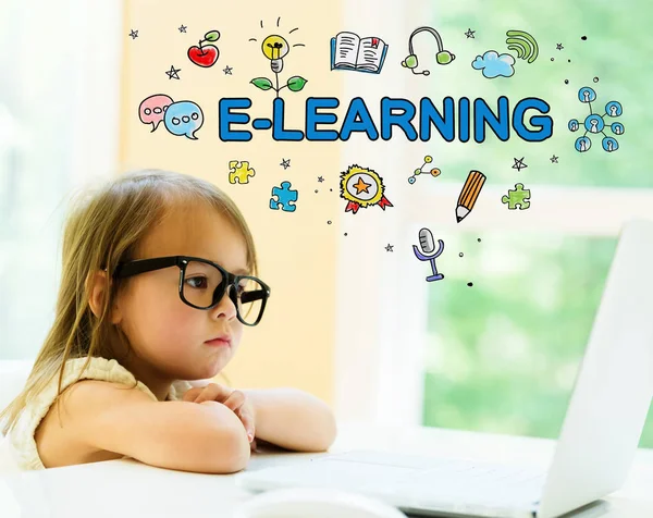 E-Learning tekst z małą dziewczynką — Zdjęcie stockowe