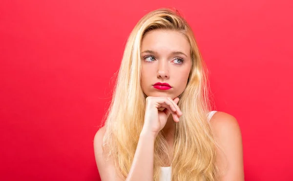 Giovane donna in una posa premurosa — Foto Stock