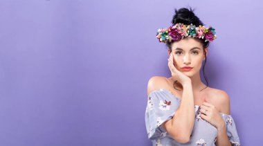 Çelenk ile güzel genç kadın