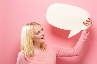 Elinde konuşma balonu tutan genç bir kadın.