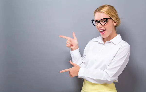 Mujer joven con un gesto de mano que muestra — Foto de Stock