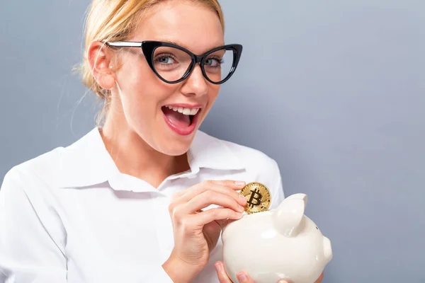 Donna con bitcoin e salvadanaio — Foto Stock