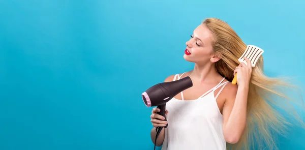 Mooie vrouw met een haardroger — Stockfoto