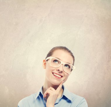 Düşünceli bir poz genç kadın