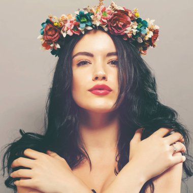 Çelenk ile güzel genç kadın