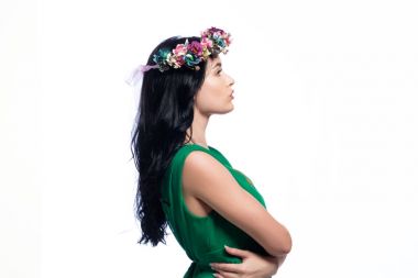 Çelenk ile güzel genç kadın