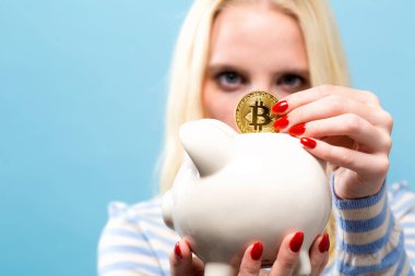 Kadın bitcoin ve kumbara