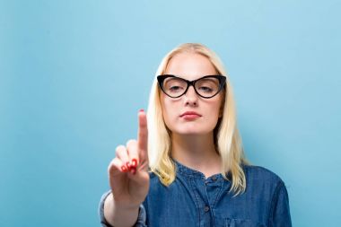 bir şeye işaret eden genç bir kadın