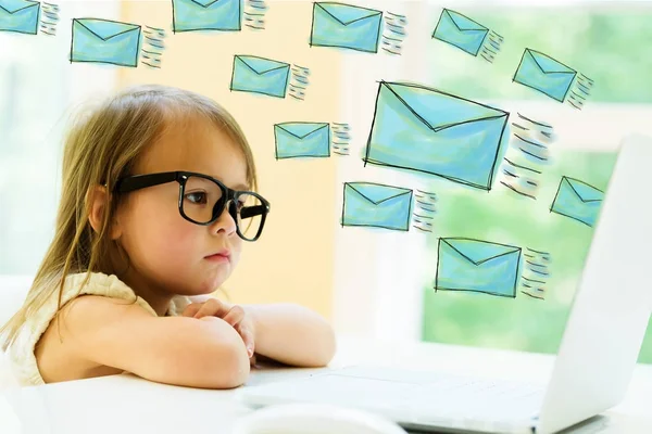 Emails con niña — Foto de Stock