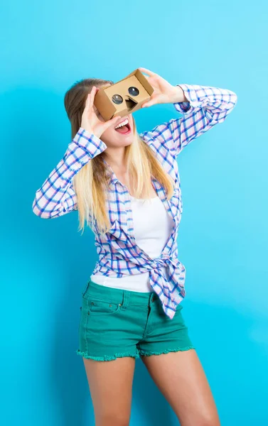 Νεαρή γυναίκα που χρησιμοποιεί ακουστικά εικονικής πραγματικότητας — Φωτογραφία Αρχείου