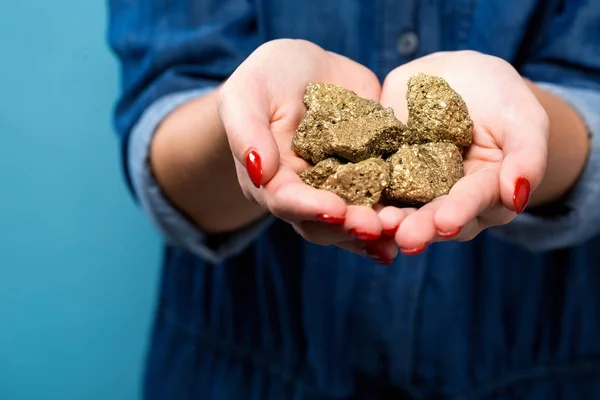 Woman holding gold nuggets — Stock Photo, Image