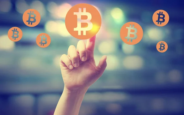 Bitcoin mit der Hand auf Knopfdruck — Stockfoto