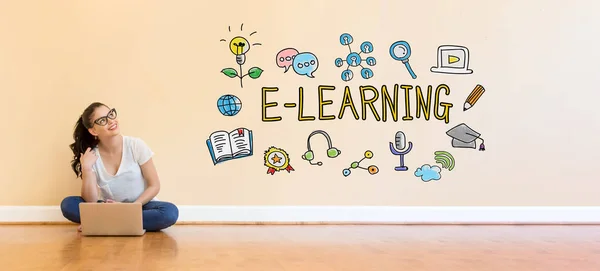 E-Learning κείμενο με νεαρή γυναίκα που χρησιμοποιεί φορητό υπολογιστή — Φωτογραφία Αρχείου