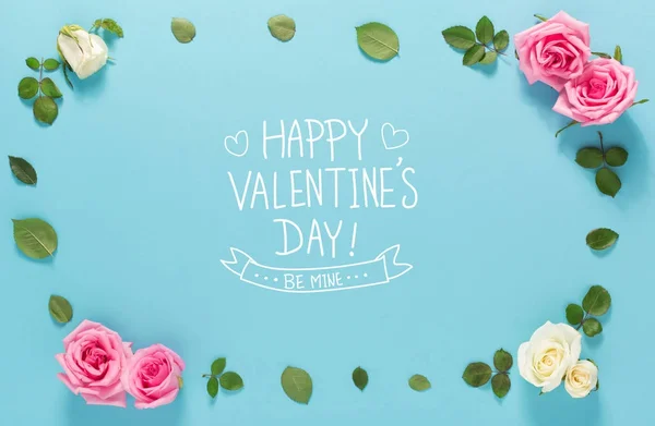 Feliz Dia dos Namorados mensagem com rosas e folhas — Fotografia de Stock