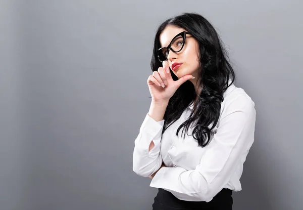 Junge Geschäftsfrau in nachdenklicher Pose — Stockfoto