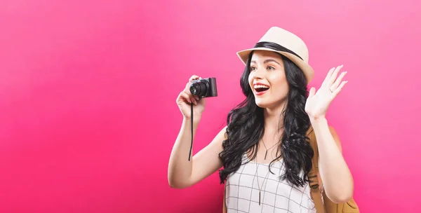 Młoda kobieta trzymając aparat fotograficzny podróży — Zdjęcie stockowe