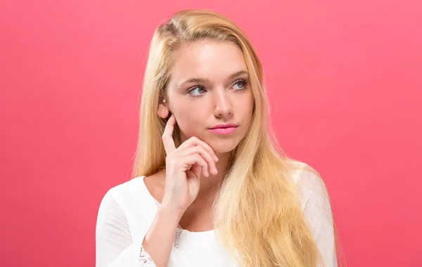 Mujer joven en una pose reflexiva — Foto de Stock