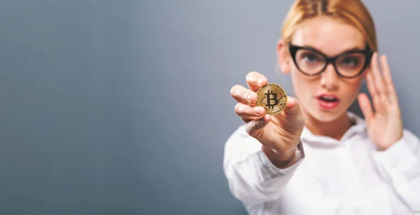 Kobieta trzyma fizyczne bitcoin — Zdjęcie stockowe