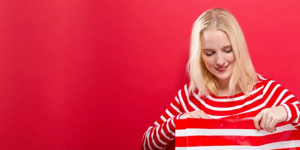 Giovane donna che tiene una borsa della spesa — Foto Stock