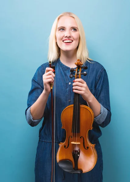 Mujer joven tocando un violín —  Fotos de Stock