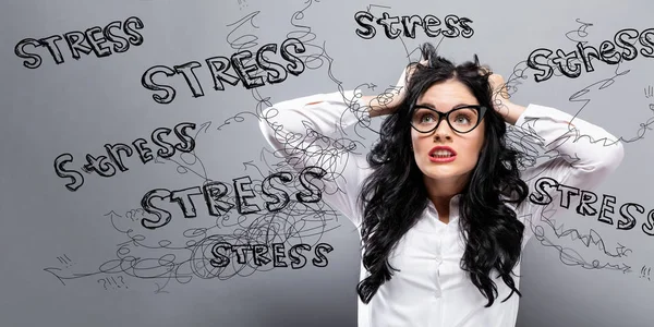 Mujer joven sintiéndose estresada — Foto de Stock