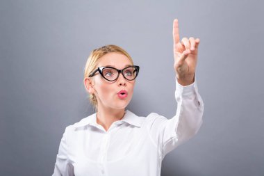 bir şeye işaret eden genç bir kadın