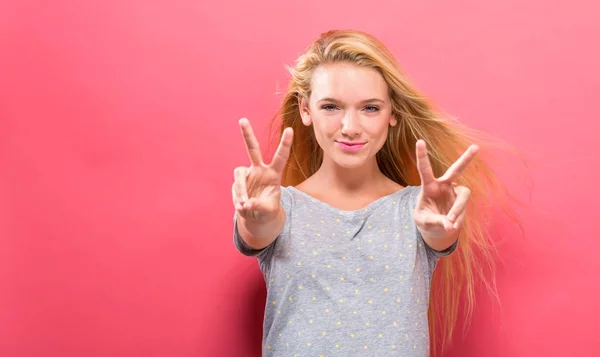 Bir genç kadın barış işareti — Stok fotoğraf