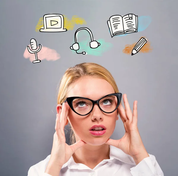 Aprendizaje electrónico con mujer de negocios — Foto de Stock