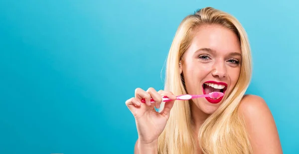 Giovane donna in possesso di uno spazzolino da denti — Foto Stock