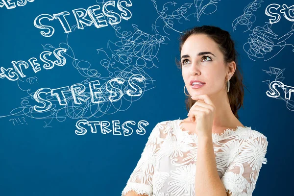 Mujer joven sintiéndose estresada — Foto de Stock