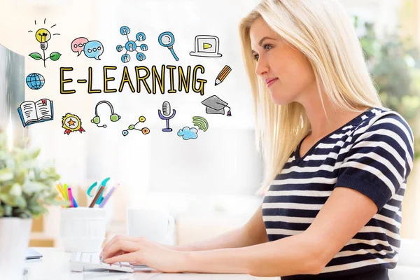 E-Learning met gelukkige jonge vrouw achter de computer — Stockfoto