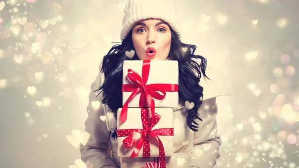 Mujer joven sosteniendo pila de cajas de regalo —  Fotos de Stock