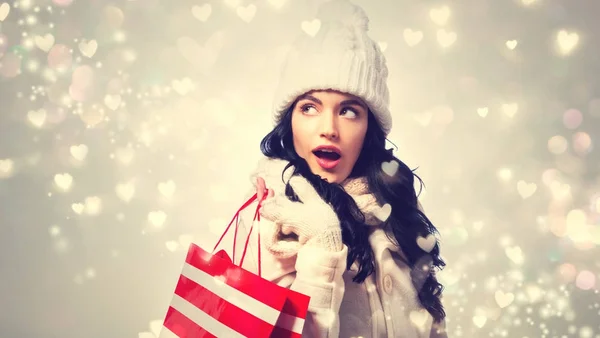 Felice giovane donna in possesso di una borsa della spesa — Foto Stock