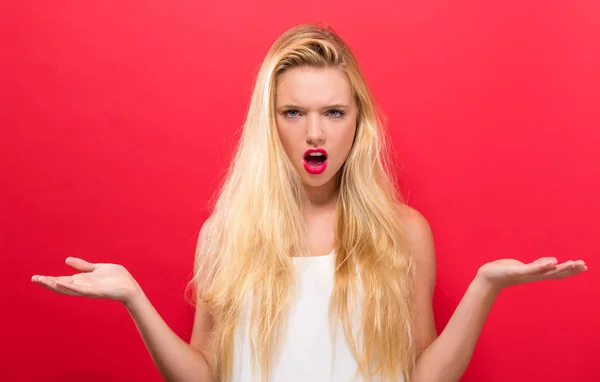 Jonge vrouw schouderophalend — Stockfoto