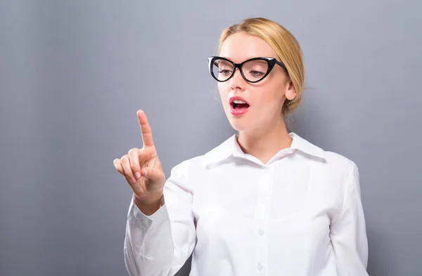 Junge Frau zeigt auf etwas — Stockfoto