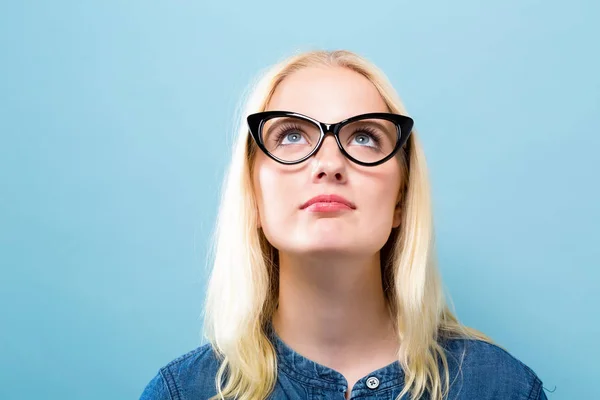 Ung kvinna i en tankeväckande pose — Stockfoto