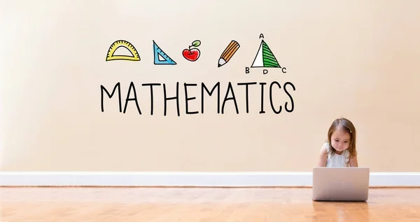 Matematik text med liten flicka använder en bärbar dator — Stockfoto