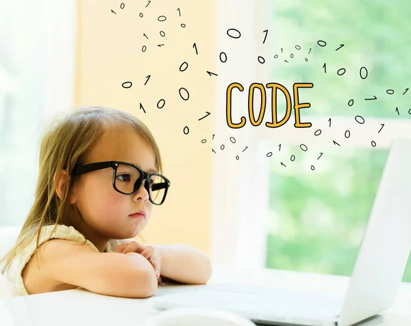 Tekst kodu z małą dziewczynką — Zdjęcie stockowe