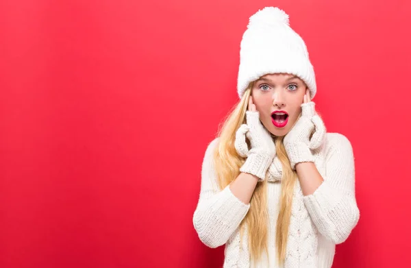 冬の服の驚かれる若い女性 — ストック写真