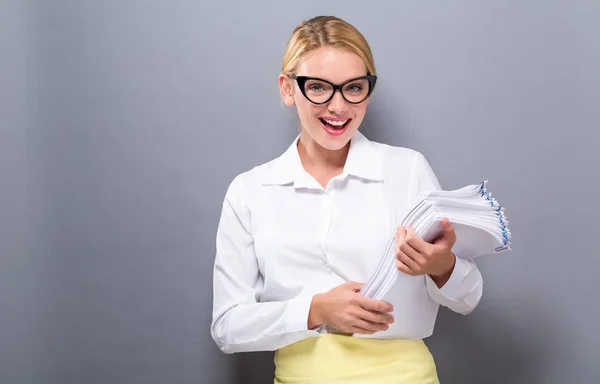 Office vrouw met een stapel documenten — Stockfoto