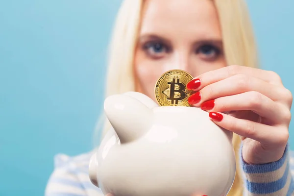 Mujer con bitcoin y alcancía —  Fotos de Stock